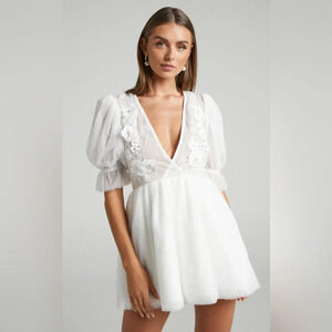 NWT SHOWPO AKSHIA MINI DRESS PUFF SLEEVE FLORAL DETAIL PLUNGE NECK WHITE sz 6